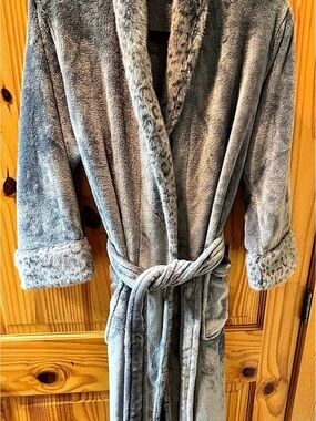 NWOT Natori Plush Faux Fur Robe Gray Silver Long Belted Cozy Medium
